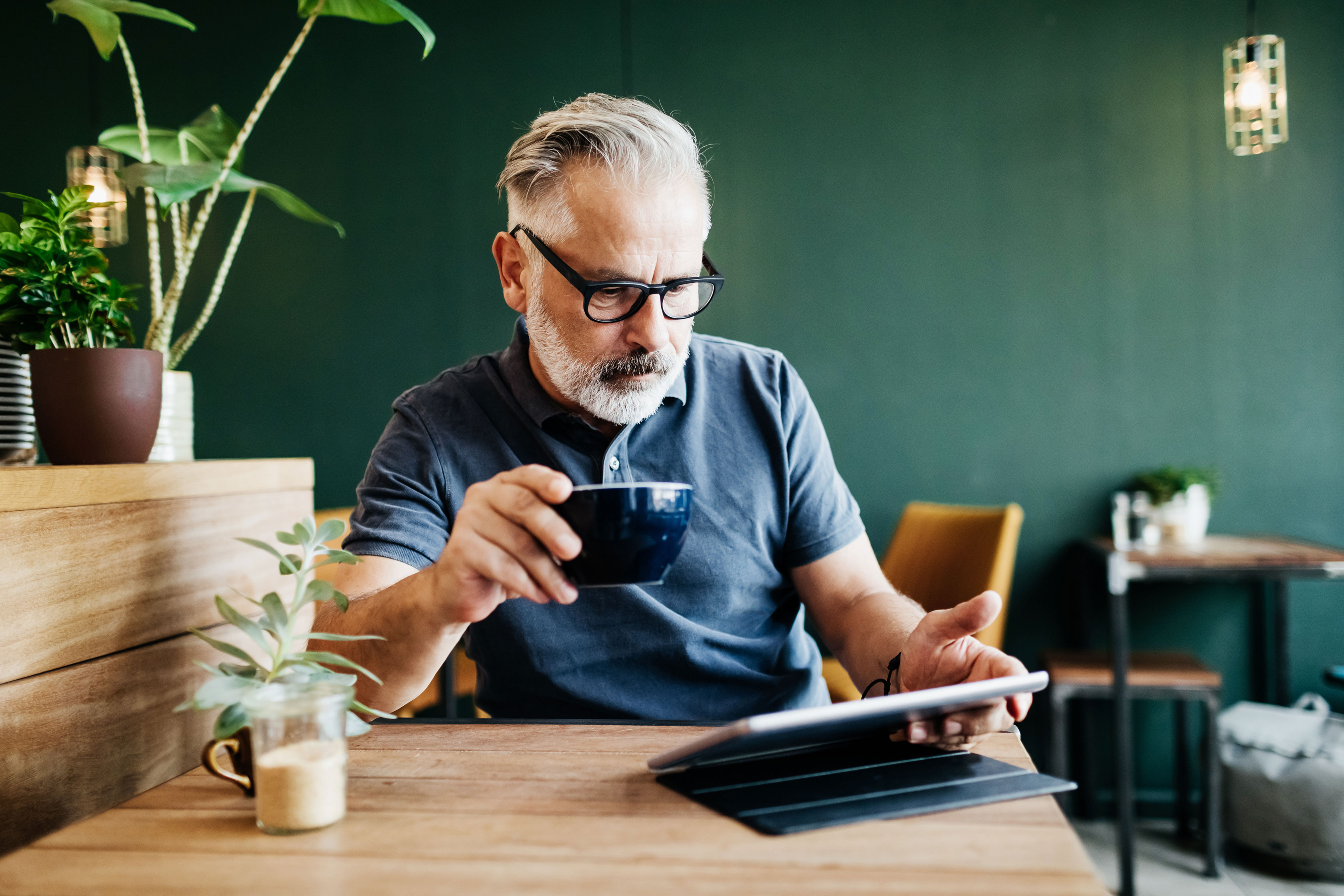 Man_Reading_Tablet_at_Cafe