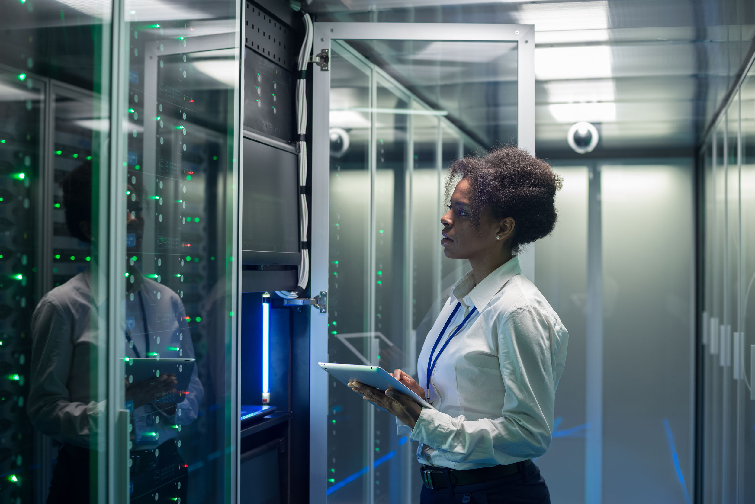 Technician_Working_On_A_Tablet_In_Data_Center Technician_Working_On_A_Tablet_In_Data_Center