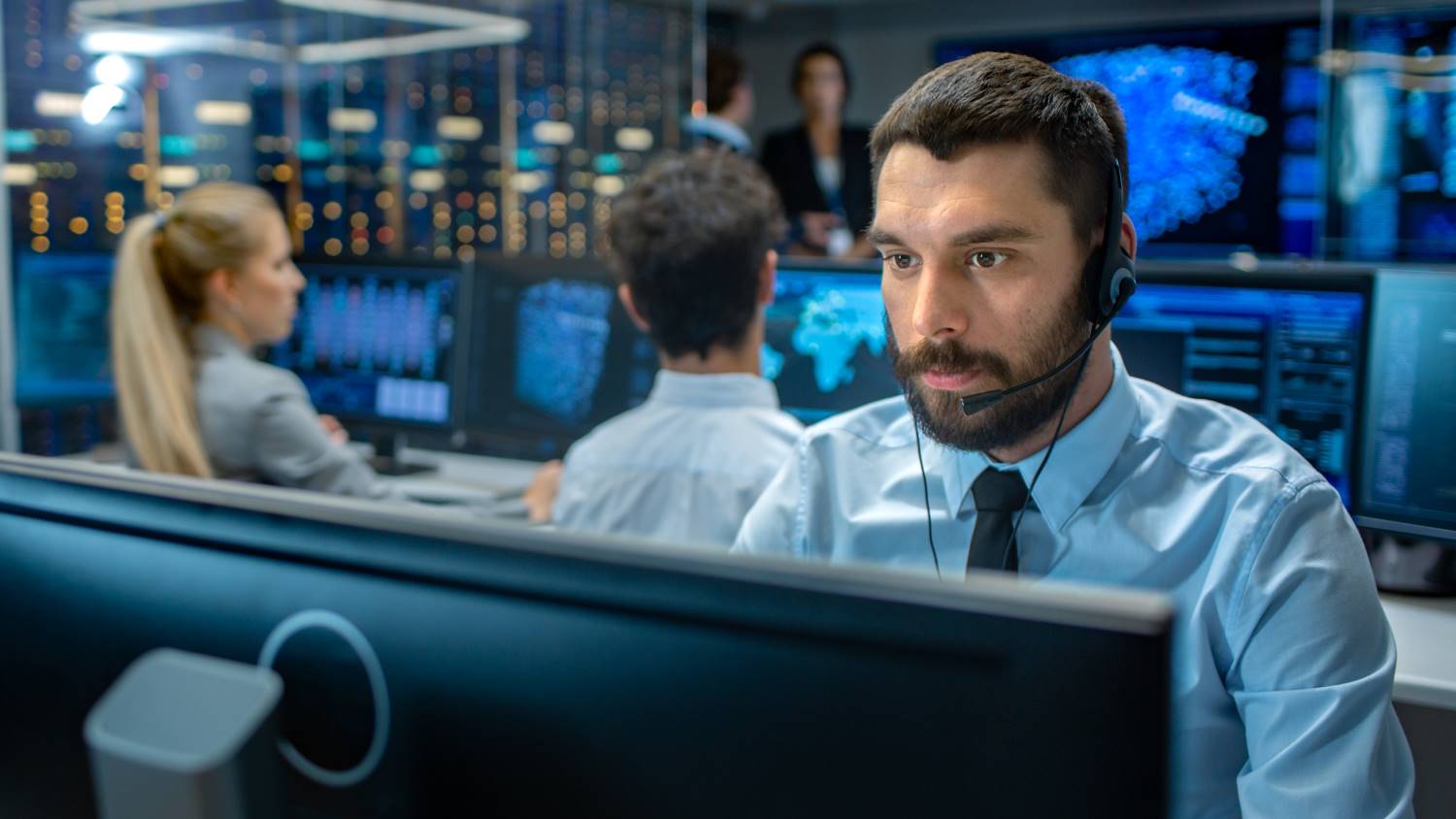 Male_Tech_Support_in_Lab Male_Tech_Support_in_Lab