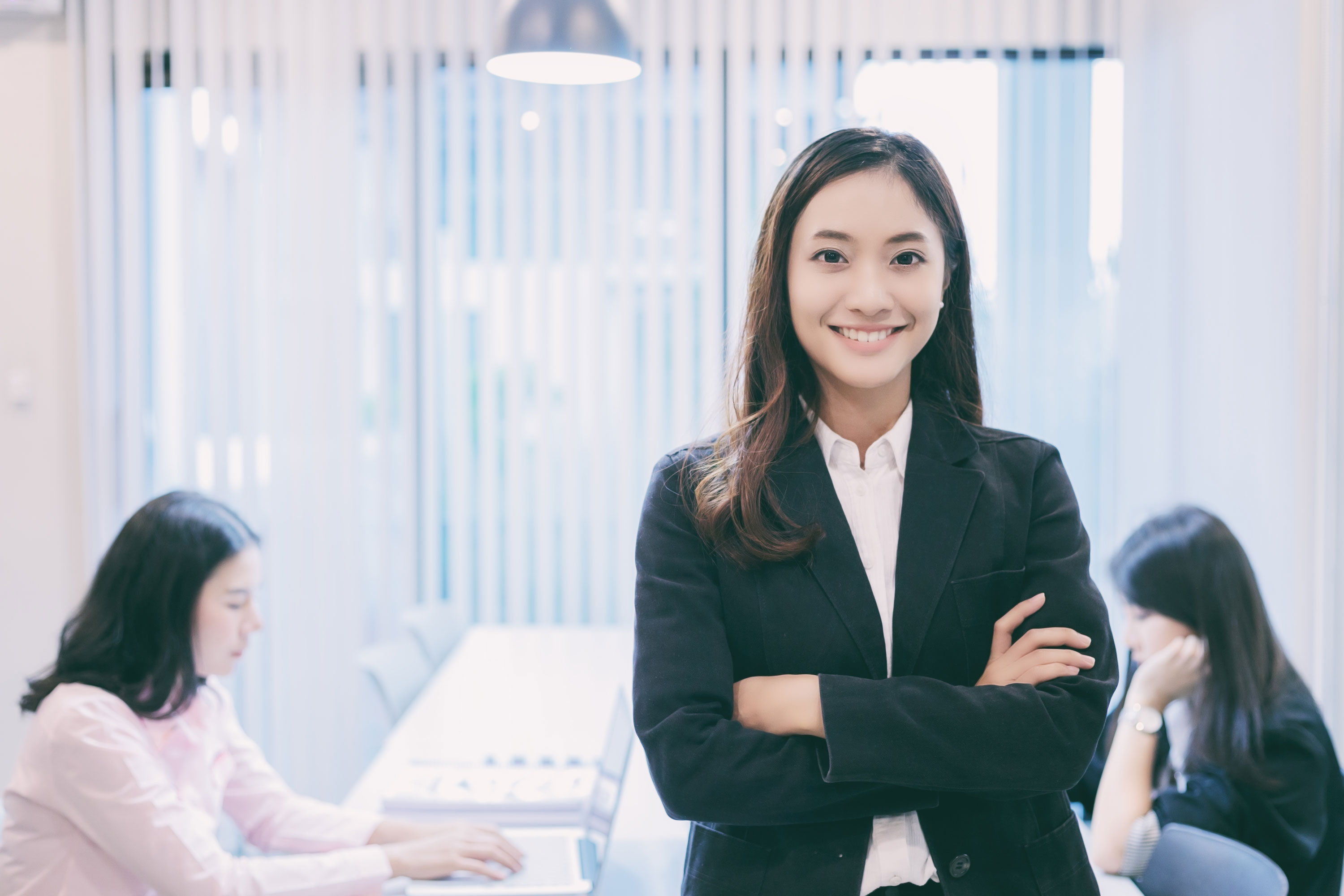 Asian_Business_Women_And_Group