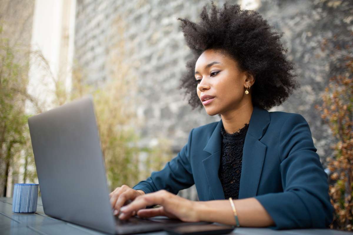 Businesswoman_Outside_Using_Laptop Arrow distribue Dell Technologies