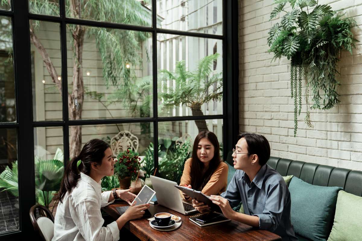 Asian_Businesspeople_Meeting_in_Greenspace Team meeting in green space