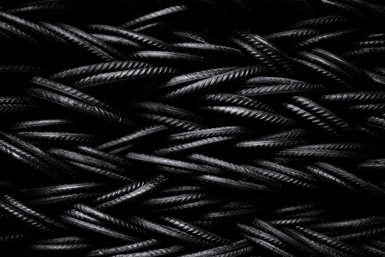 Black_Metallic_Wires_Closeup