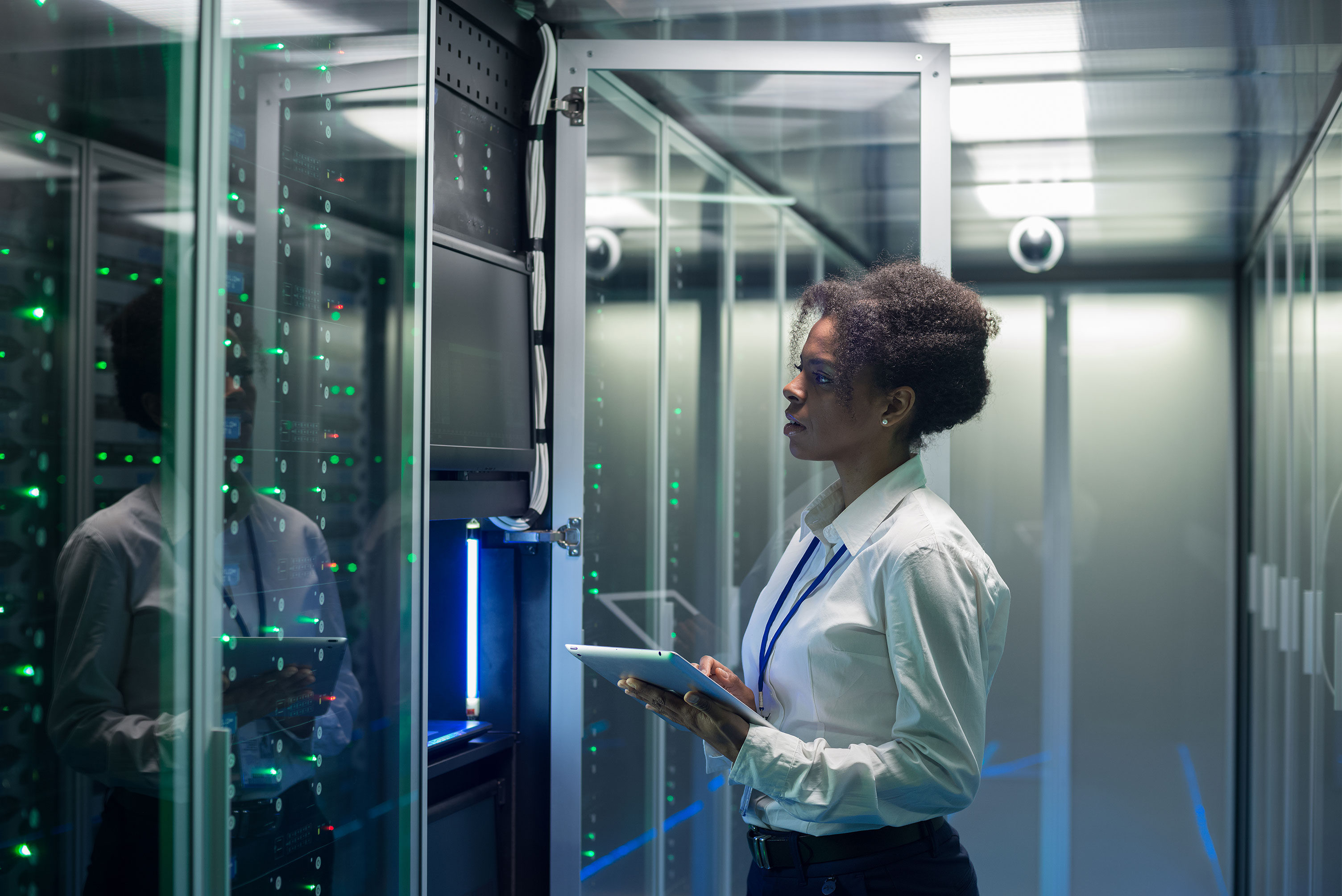 Female_Technician_Working_in_Data_Center